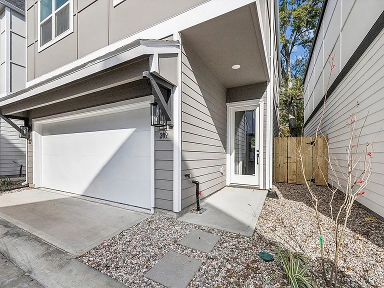 209 Clark Meadows Ln — Photo 3