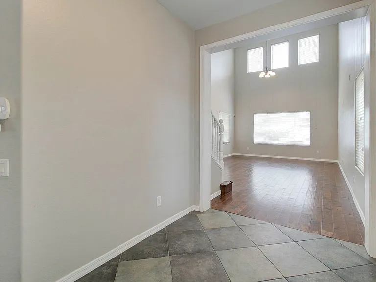 2143 W Marconi Ave — Photo 7