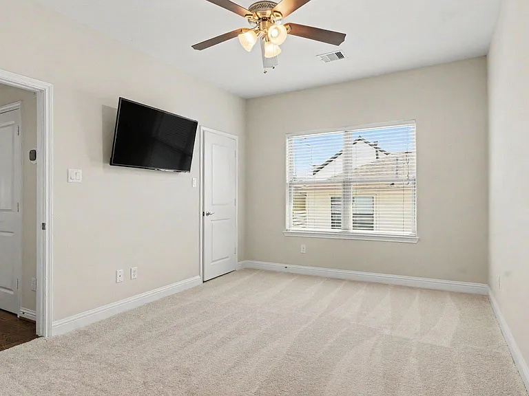 1026 W 24th St — Photo 16