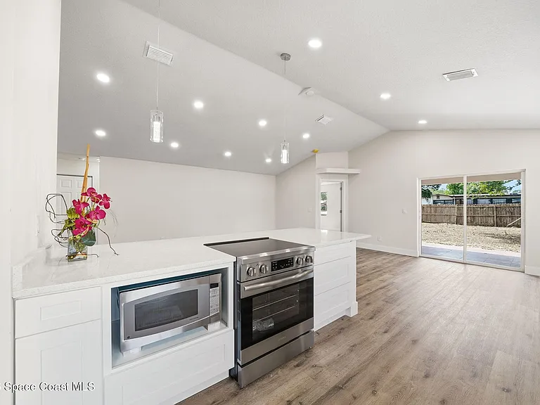 3009 Elizabeth St — Photo 8