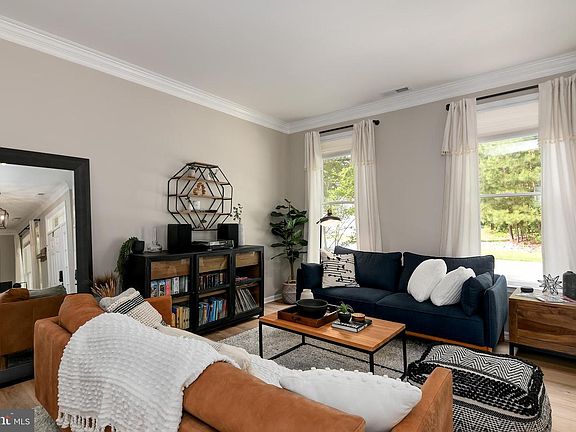 4th image of 28417 Pinehurst Cir
