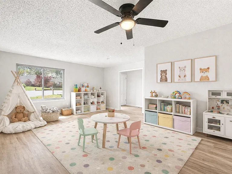 912 W Park Pl — Photo 2