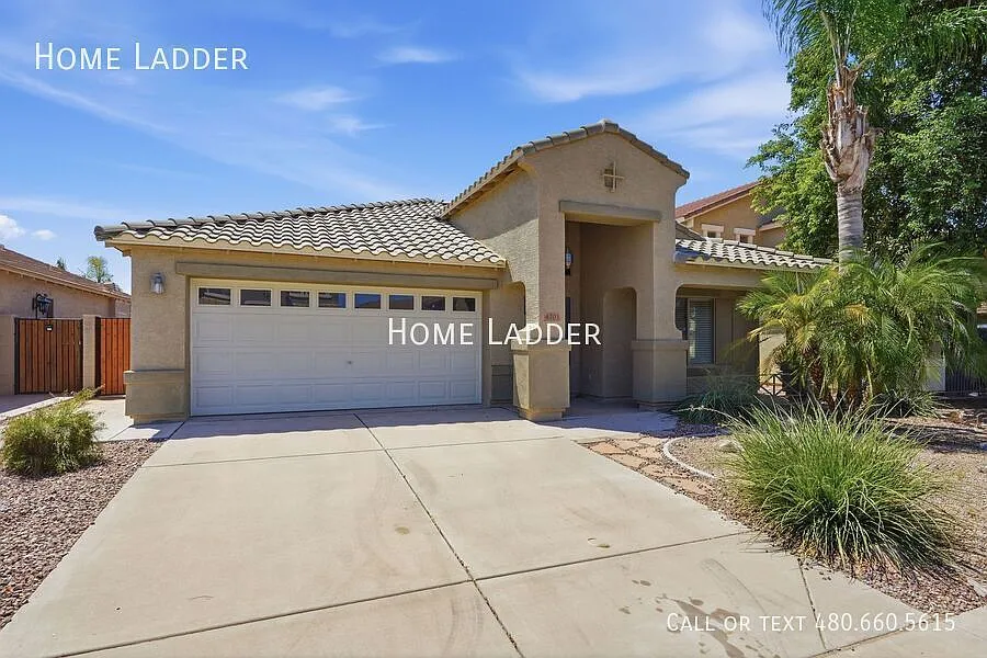 Spacious 4 Bed Home with Swimming Pool - Laredo Ranch! — Photo 2