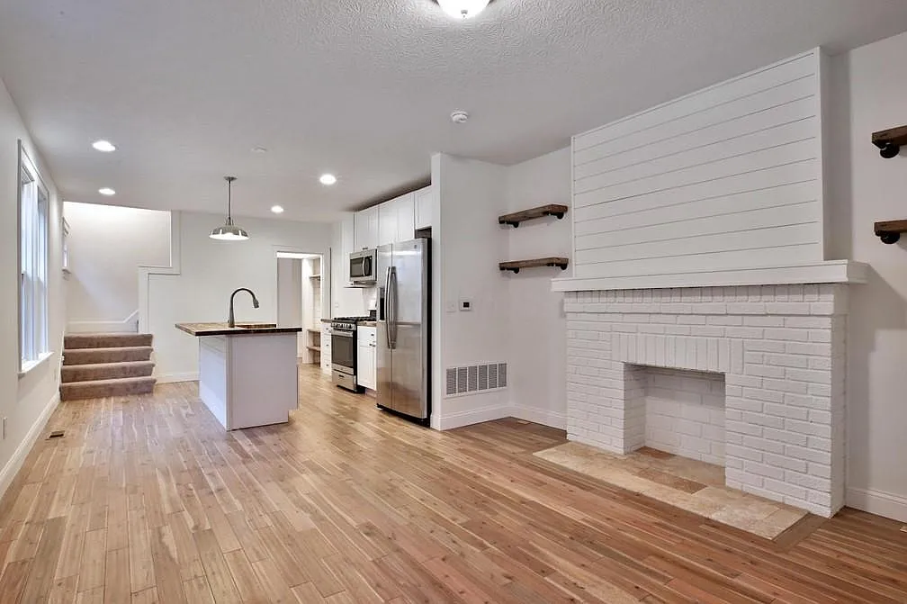 1661 Oak St — Photo 1