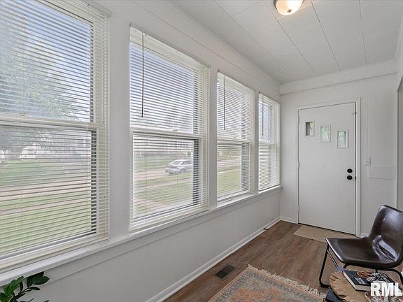 5th image of 147 N Thornwood Ave