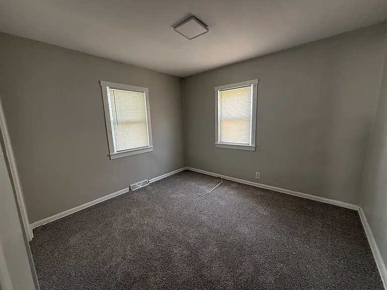 325 Ives Ave — Photo 4