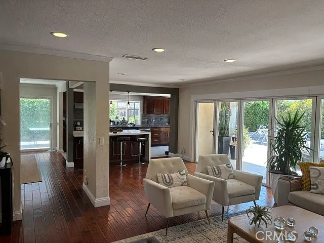 5 bed, 2340 sqft, $8,500 — Photo 4