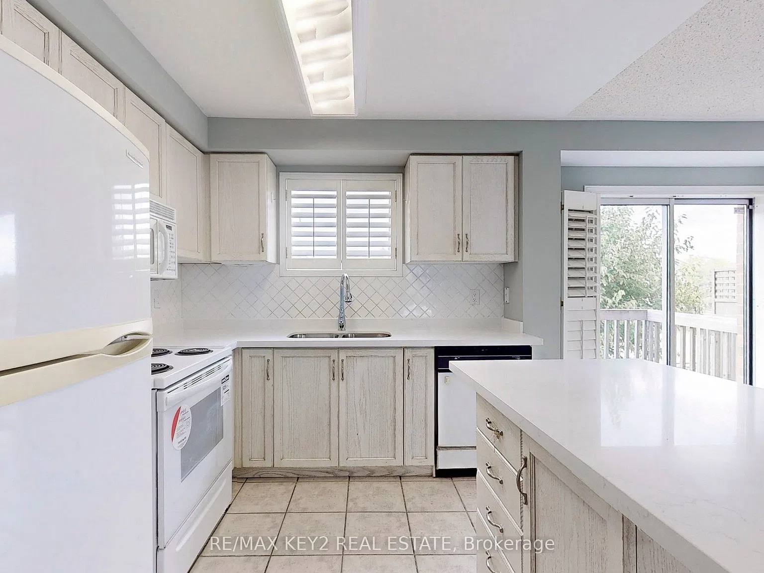 3 bed, $3,425 — Photo 2