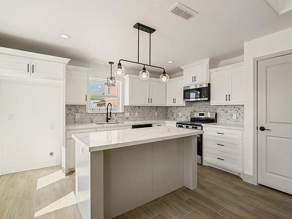 4th image of 910 Burnett St