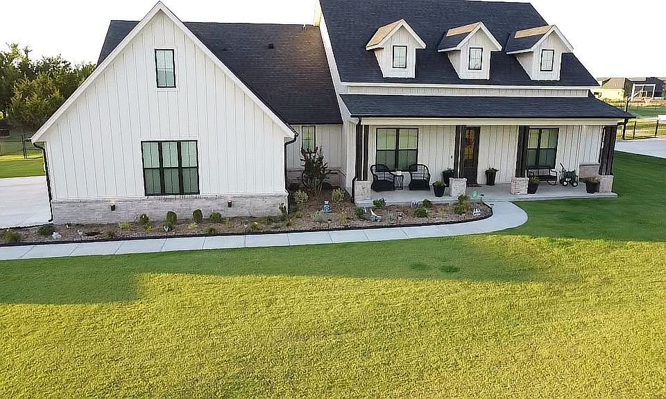 2nd image of 10142 Woodland Way
