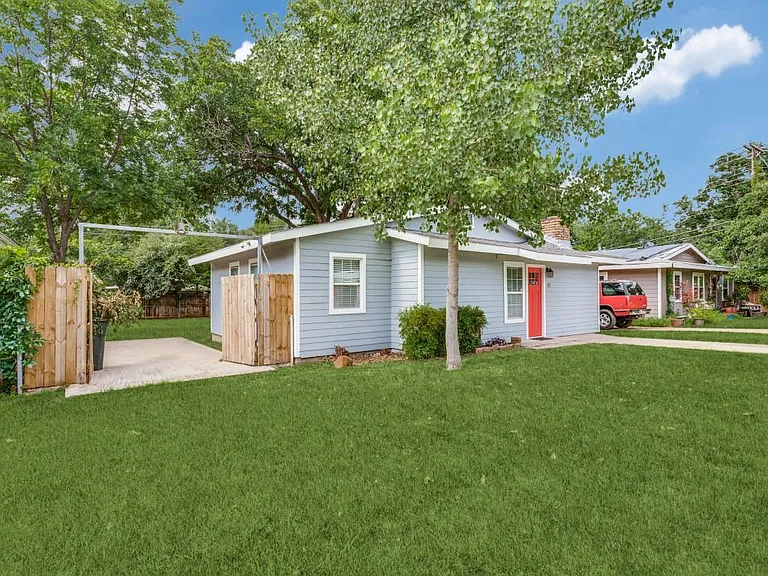 512 Bluebonnet Dr — Photo 2
