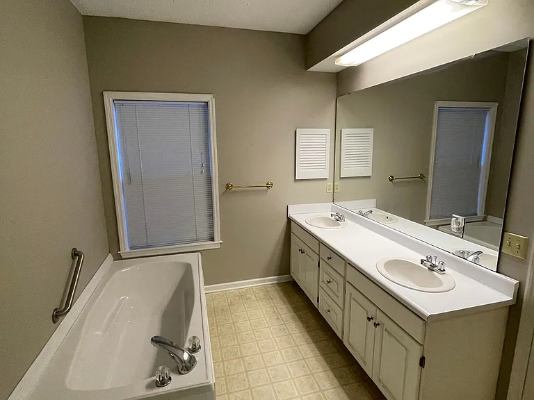 438 Joshua Ct — Photo 6