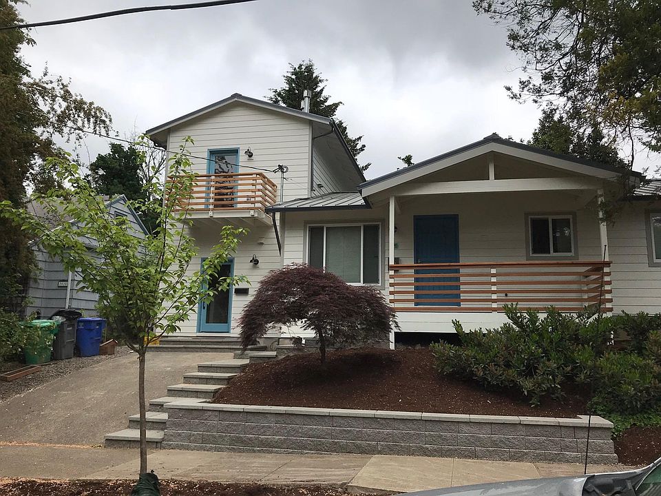 View from Se 52nd Ave. Available unit is on left. Porch/Rig