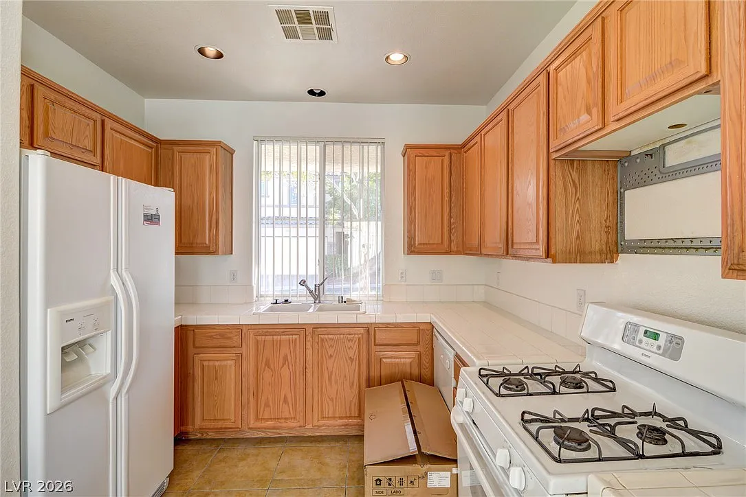 3 bed, 3.0 bath, 1787 sqft, $2,200 — Photo 3