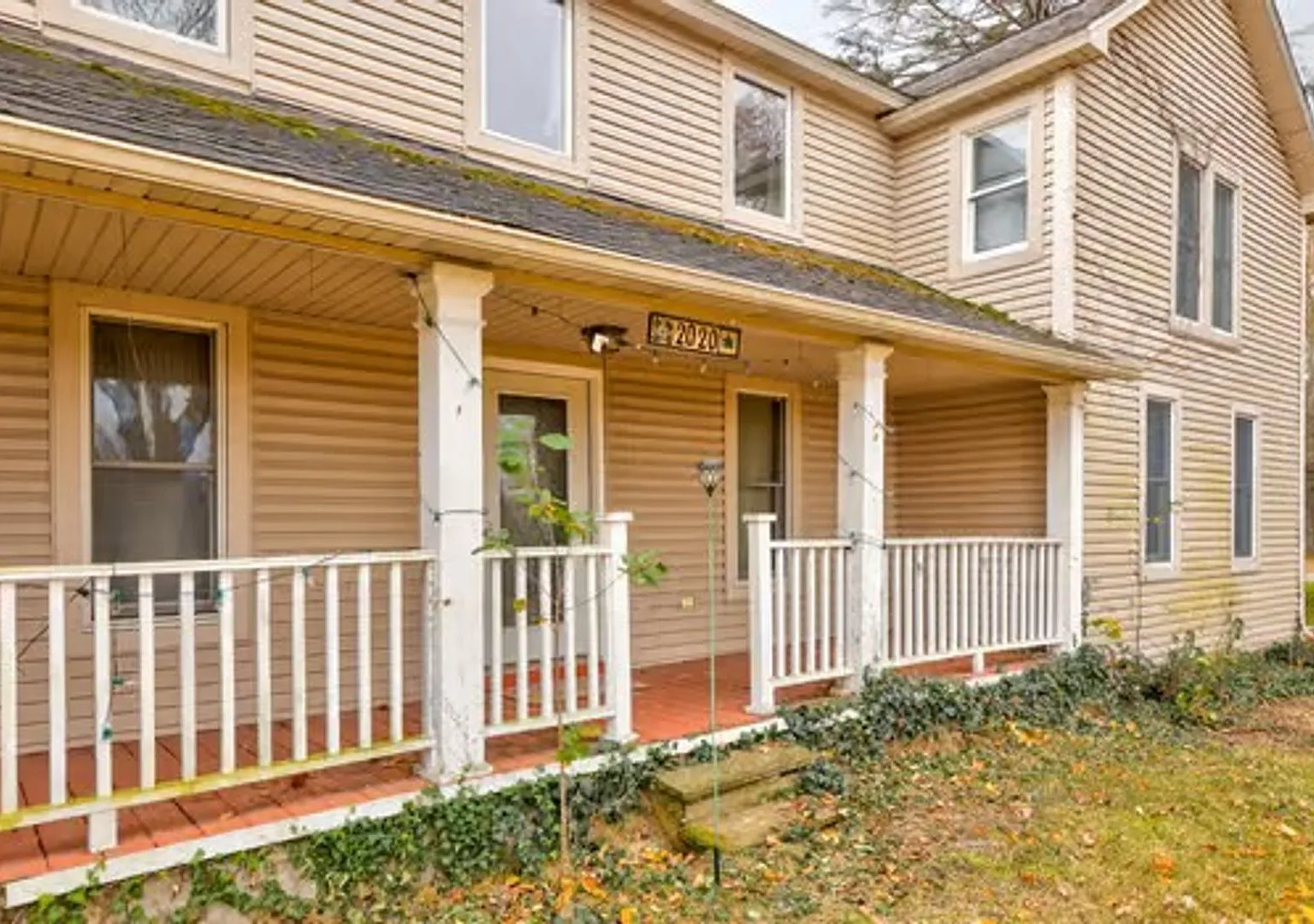 Spacious 5BR/3BA Farmhouse | In-Law Suite + 2 Kitchens | Bridgeport Twp — Photo 4
