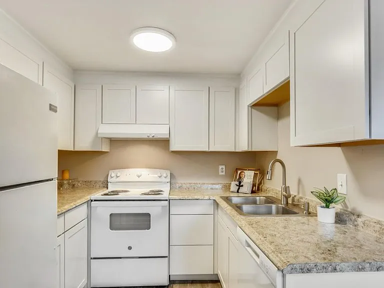 19304 Running Cedar Ct #5 — Photo 3