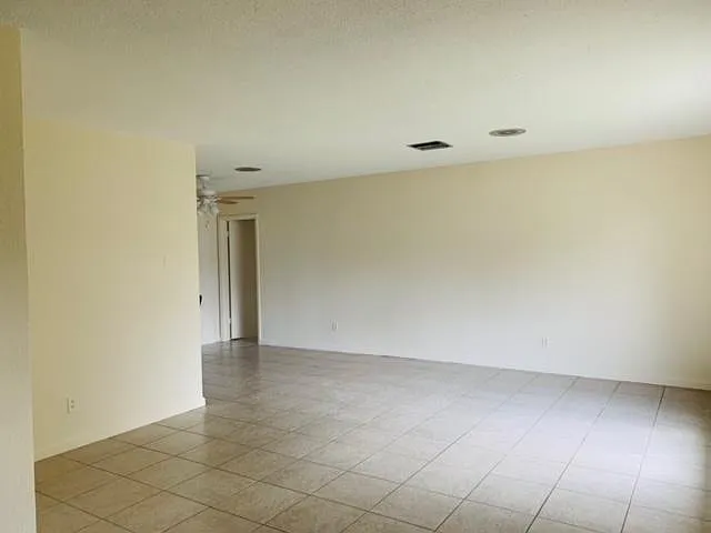 7402 NW 94th Ave — Photo 2
