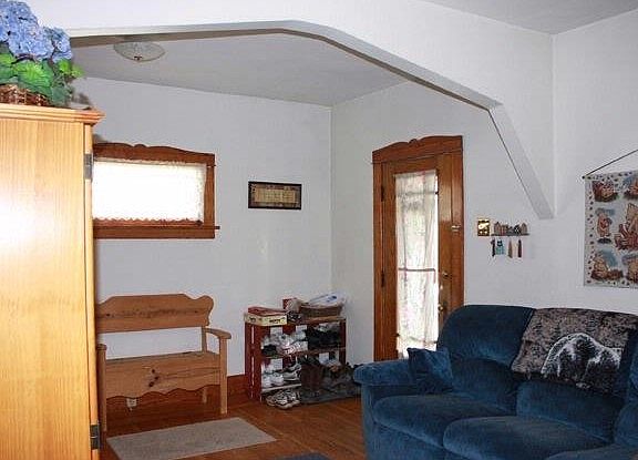 2nd image of 58 King St