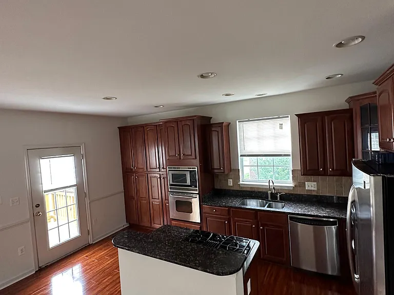 1318 Wilcox Ave — Photo 2