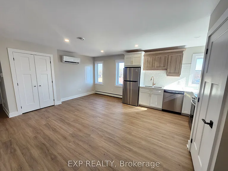 114 Lewis St W — Photo 12