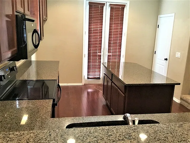 3 bed, 2.5 bath, 2096 sqft, $2,555 — Photo 4