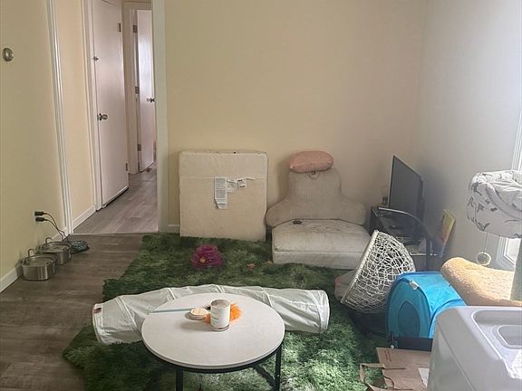 4th image of 40 Fort St