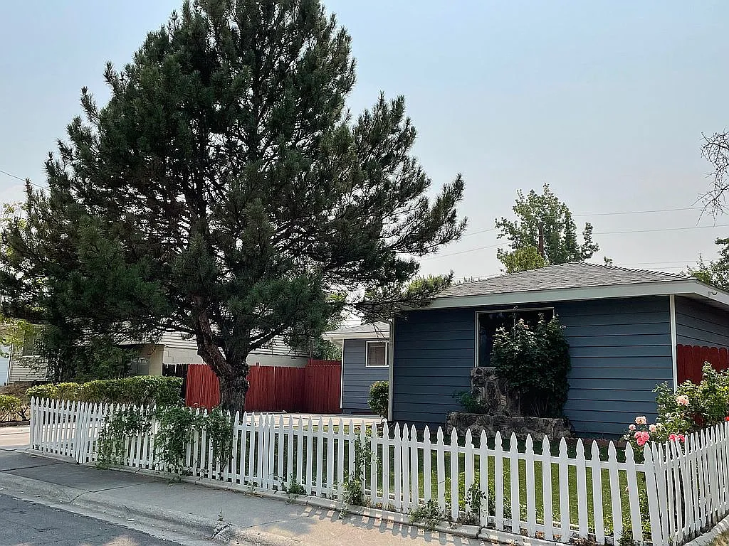 679 James Ln photo 1