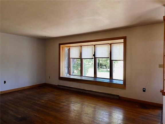 5th image of 140 Logan Dr