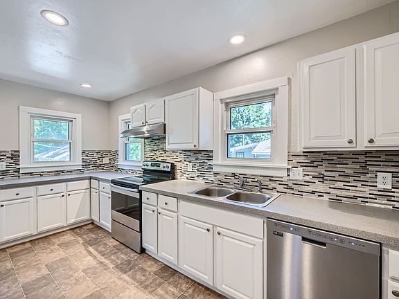 Remodeled kitchen, stainless steal applicances, glass tile back splash and lots of solid surface counter tops.