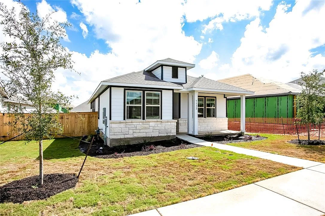 3 bed, 2.0 bath, 1618 sqft, $1,999 — Photo 2