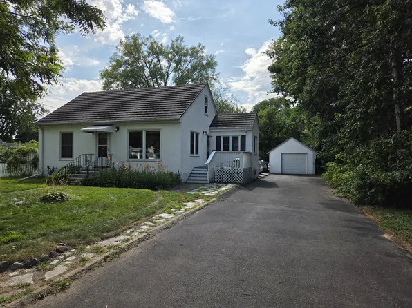 2359 Victoria St N, Roseville, MN 55113