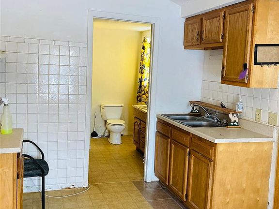 3rd image of 207 E Walnut St