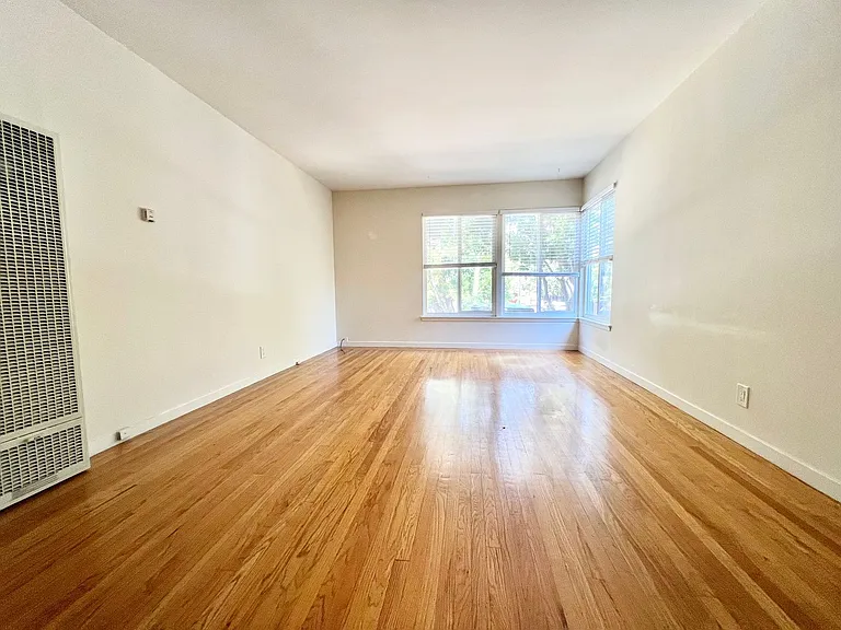 722-728 Channing Apts — Photo 3
