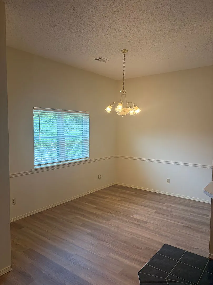 3 Bedroom and 2 Bathroom House — Photo 4