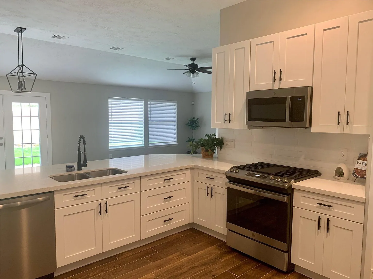 3 bed, 2.0 bath, 1810 sqft, $1,950 — Photo 4