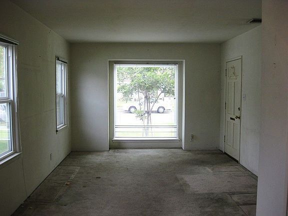 3rd image of 6221 Cartwright Ave
