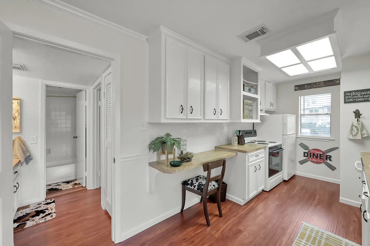Building Photo - 3900 Aspen Dr #108