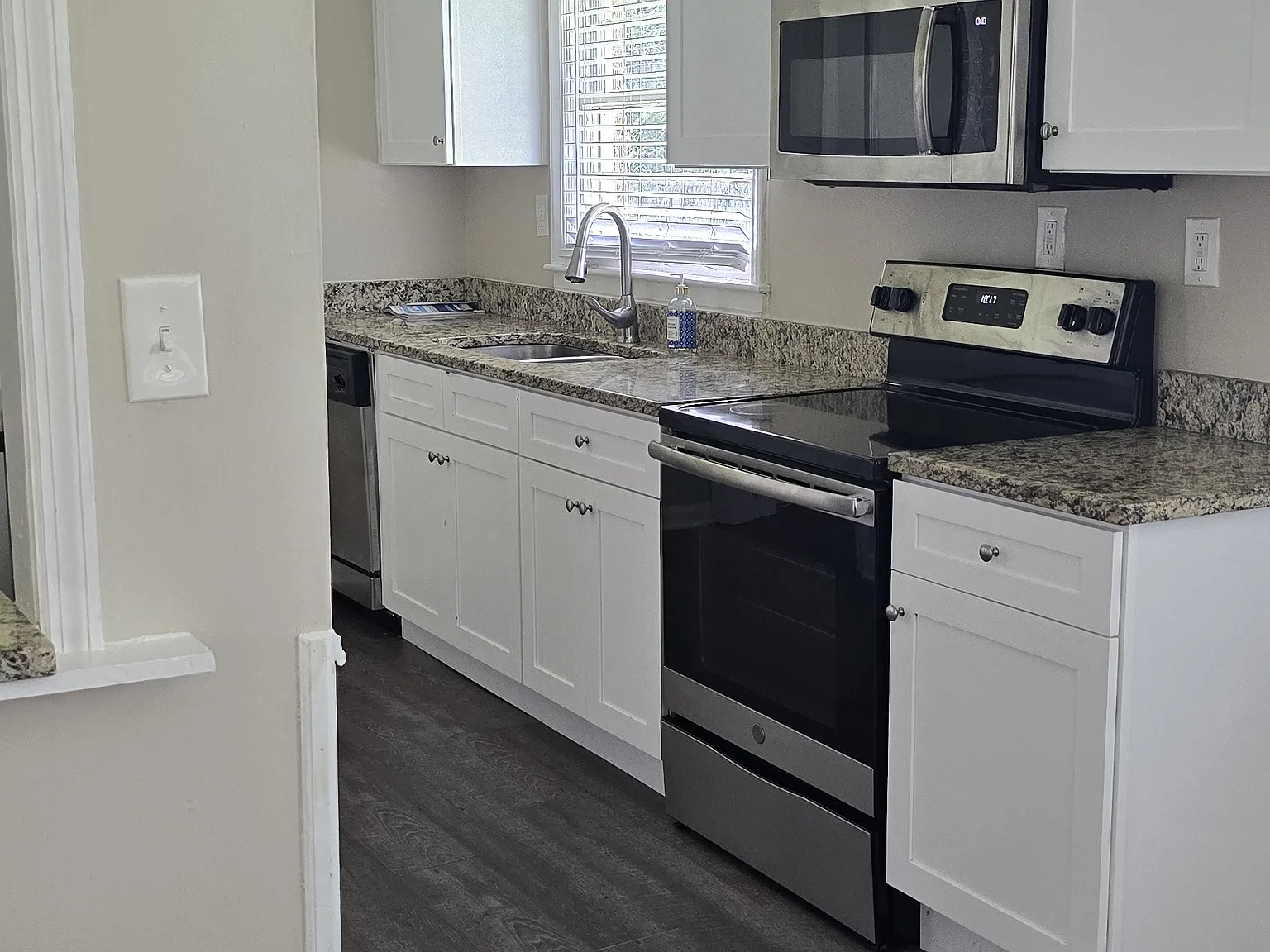 3 bed, 1345 sqft, $2,400 — Photo 2