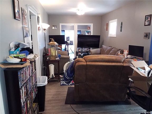 4th image of 109 Newfield St