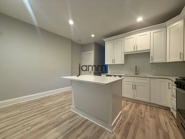 1441 W 58th St #1 — Photo 8