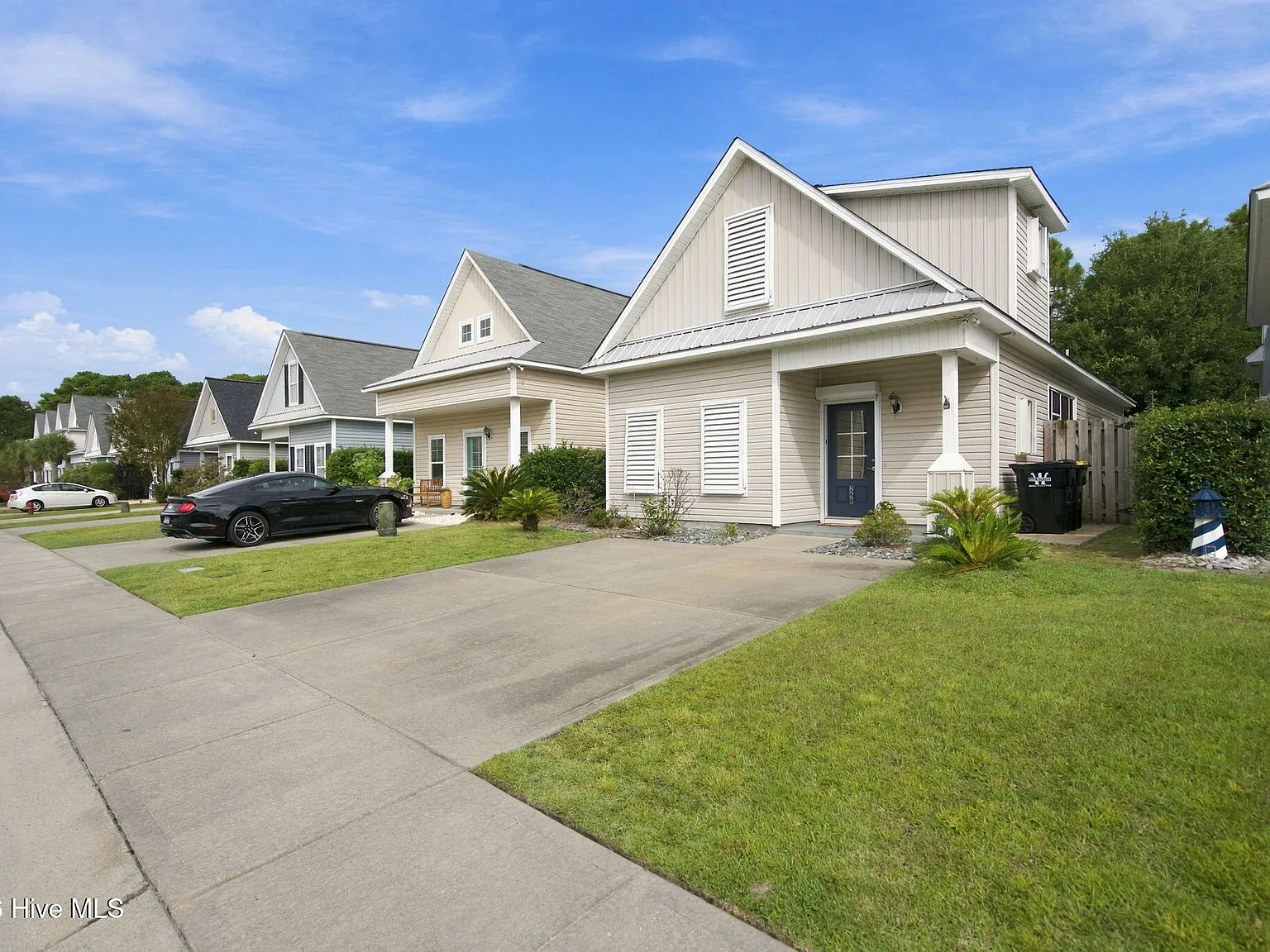 3 bed, 3.0 bath, 1243 sqft, $2,300 — Photo 3