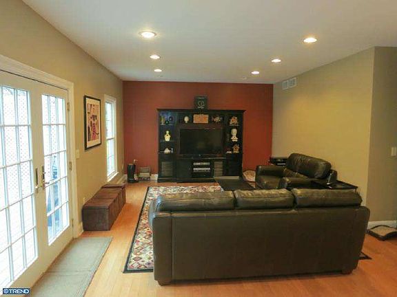 5th image of 34 Bradford Ln