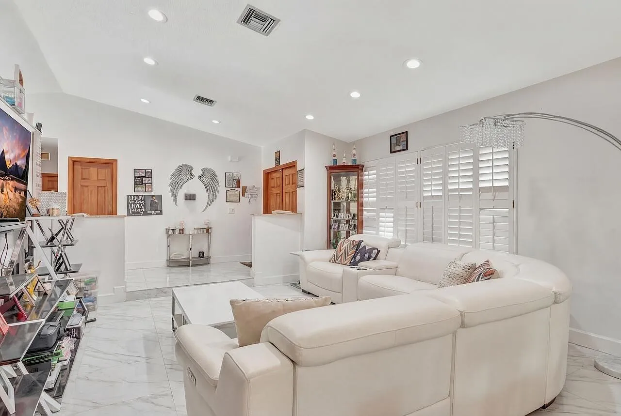 4 bed, 2.5 bath, 2462 sqft, $4,500 — Photo 2