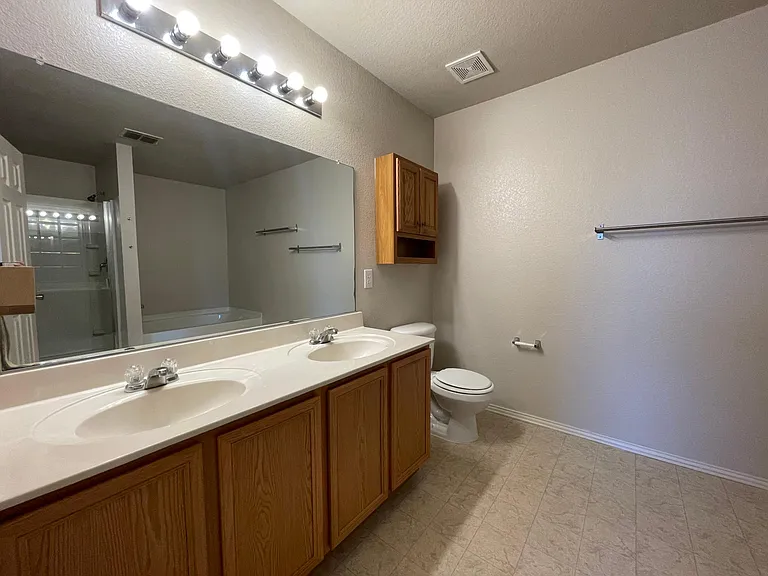 2801 Mockingbird St — Photo 17