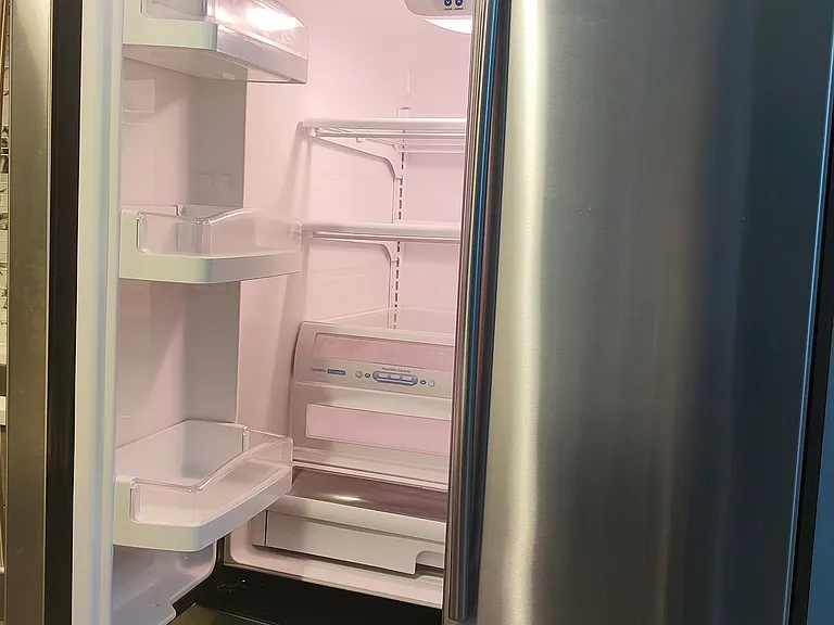 Top fridge and bottom freeezer