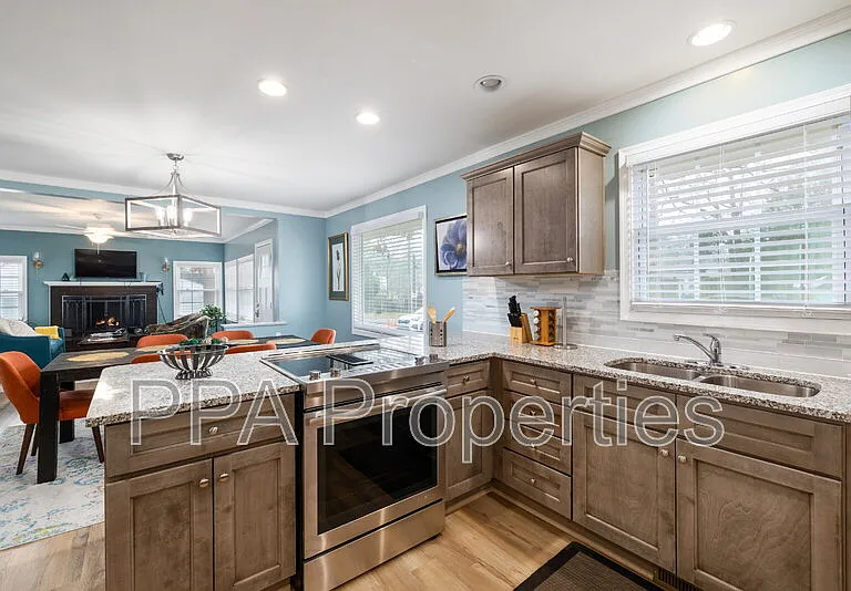 2404 Francis St — Photo 16