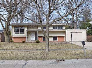 908 Devonshire Dr, Champaign, IL 61821