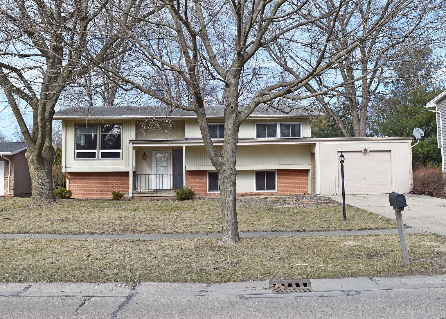 908 Devonshire Dr photo 1