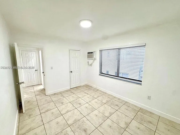 550 SW 10th St #6 — Photo 8