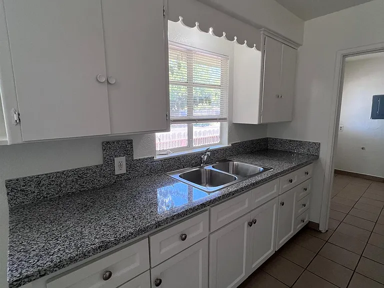 2905 E Lamona Ave — Photo 10